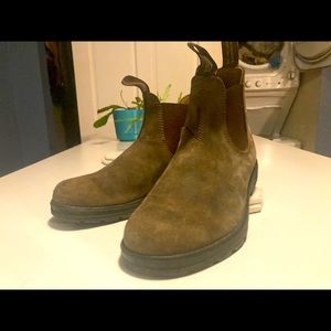 Brown Blundstones #585 rustic brown that fit a size 8 or 8.5